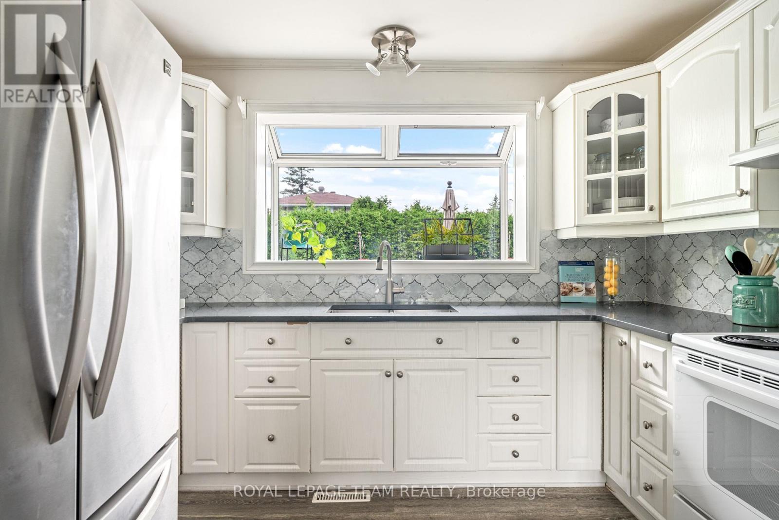 Photo 11 of 2128 Hubbard Crescent, Ottawa ON