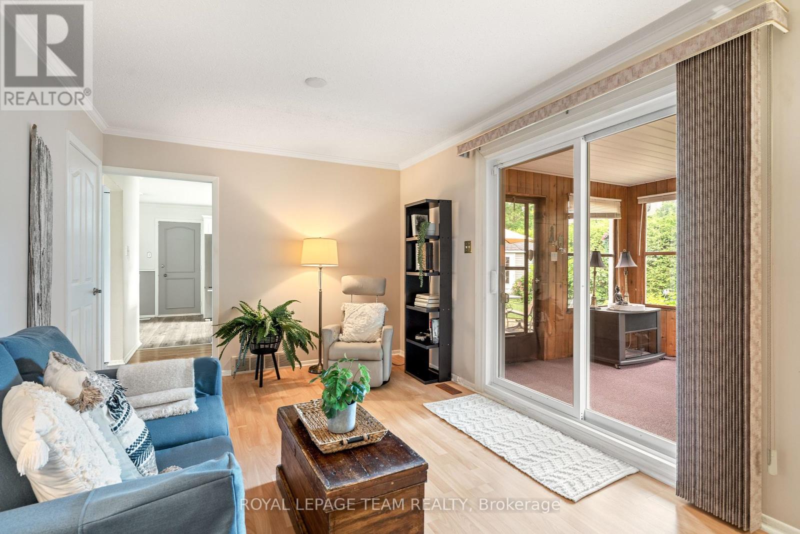 Photo 15 of 2128 Hubbard Crescent, Ottawa ON