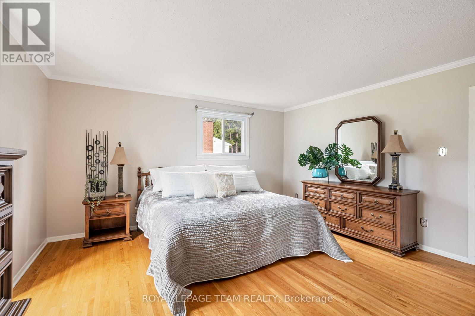 Photo 20 of 2128 Hubbard Crescent, Ottawa ON