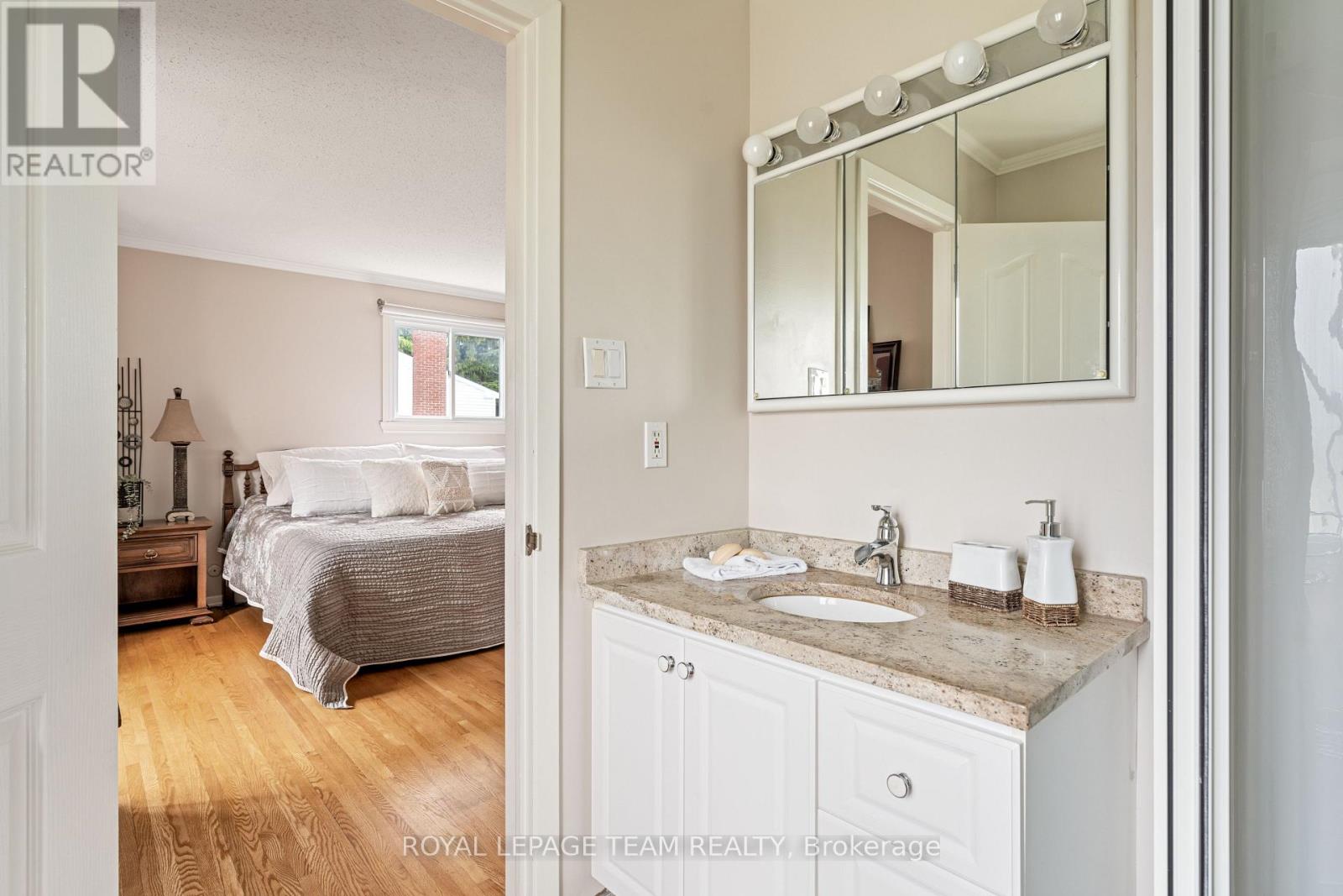 Photo 23 of 2128 Hubbard Crescent, Ottawa ON