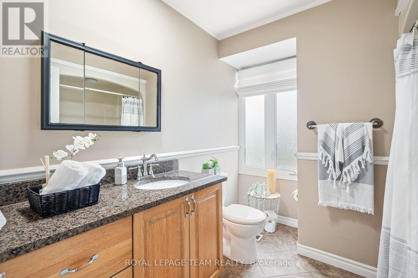 Photo 32 of 2128 Hubbard Crescent, Ottawa ON