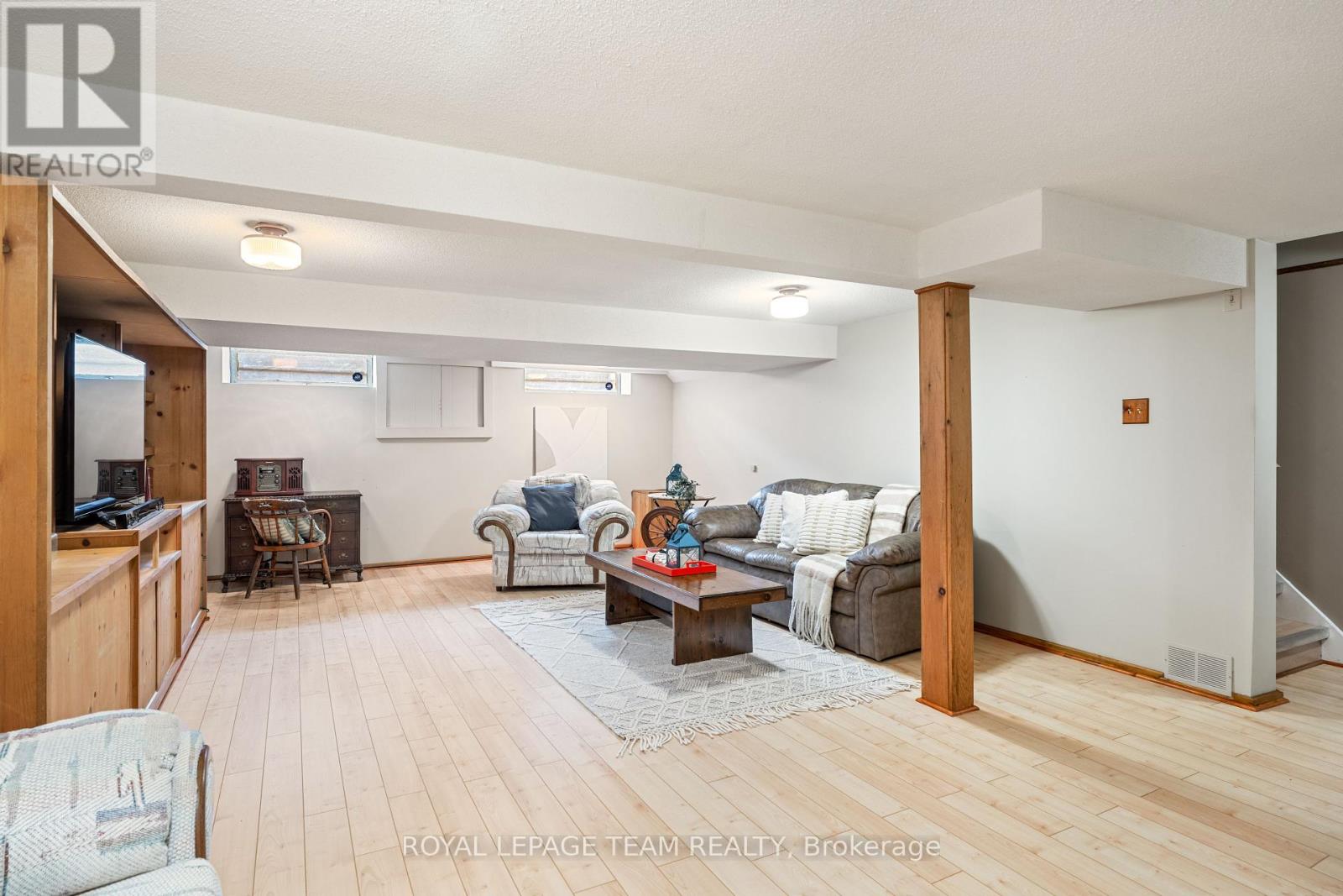 Photo 33 of 2128 Hubbard Crescent, Ottawa ON