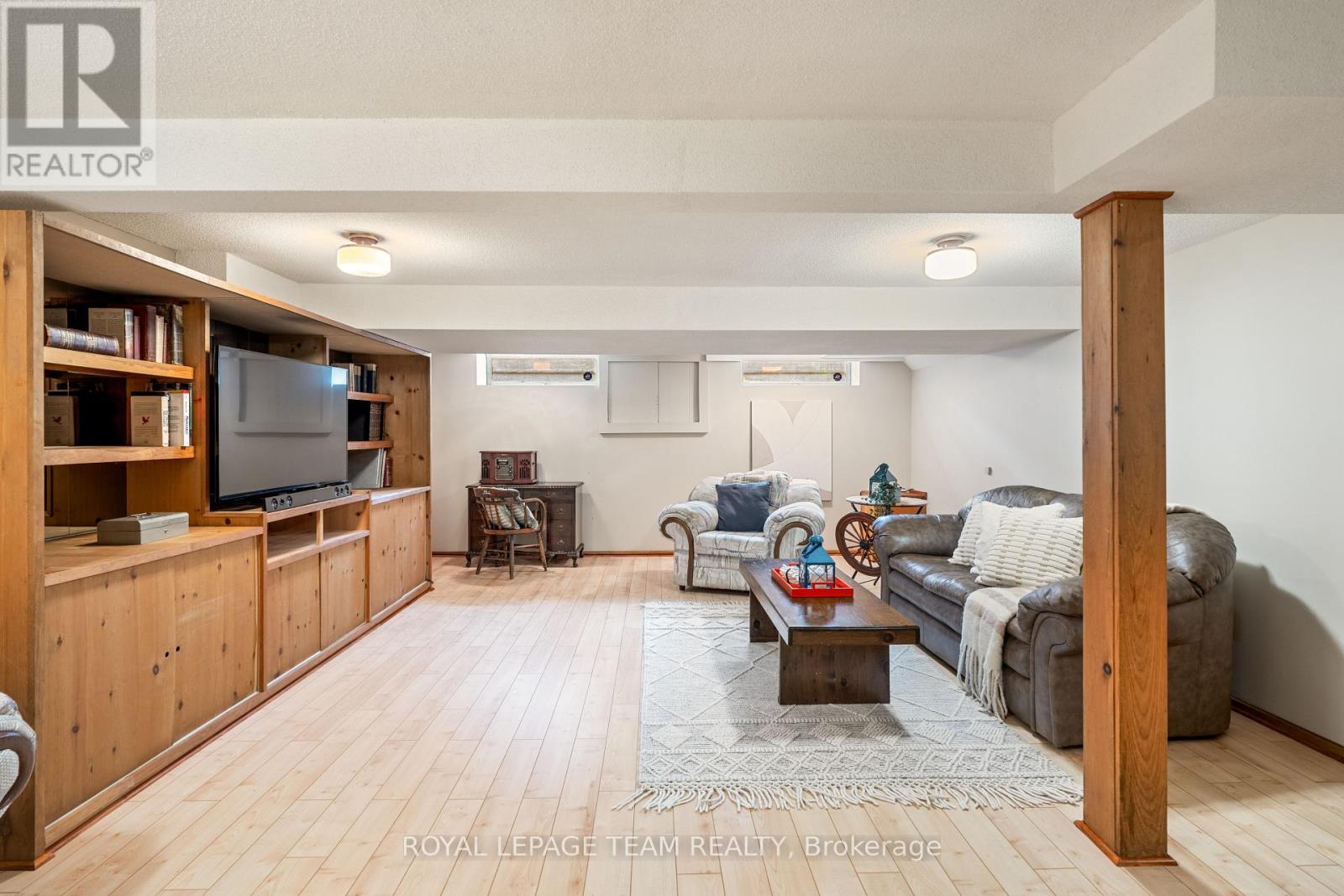 Photo 34 of 2128 Hubbard Crescent, Ottawa ON