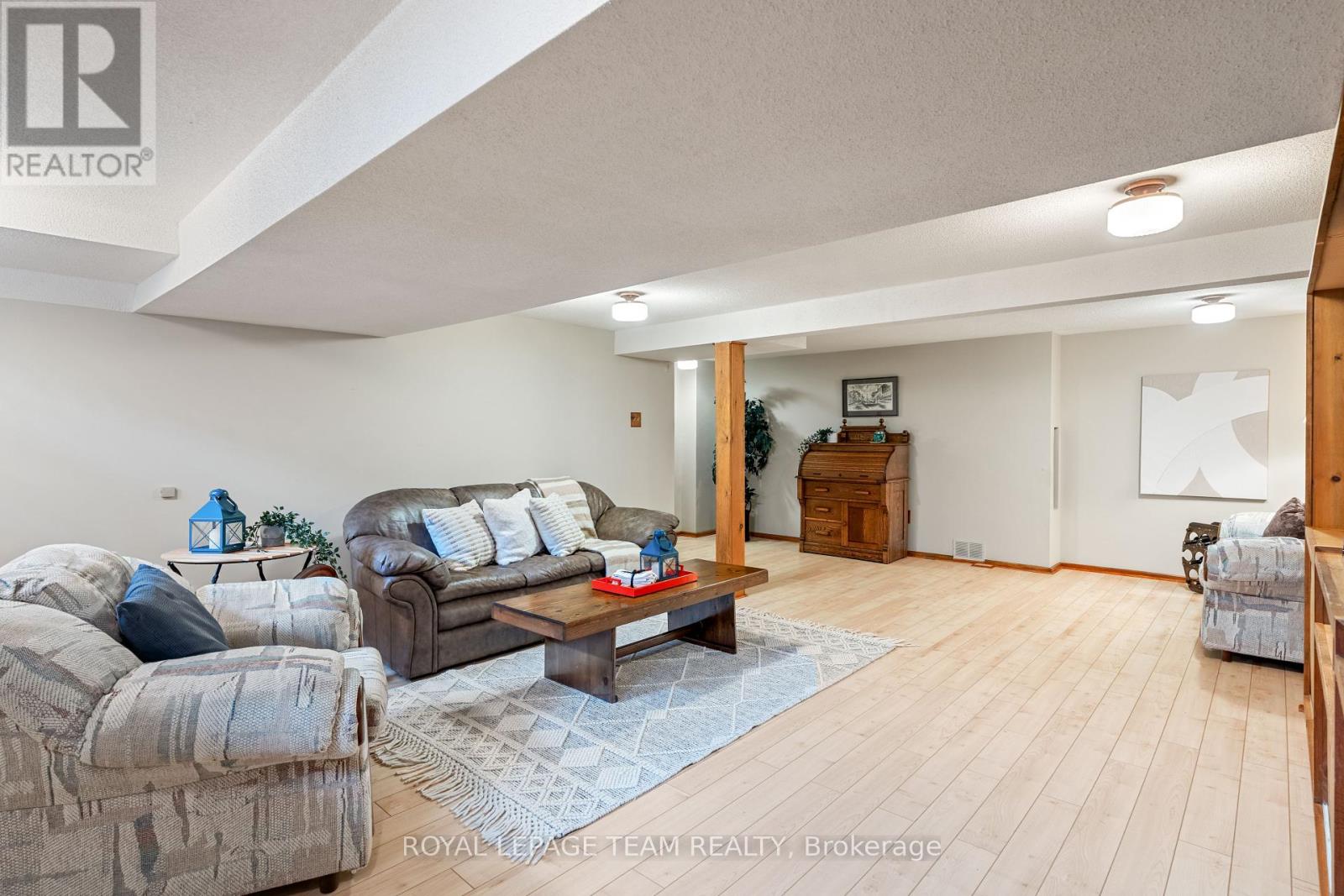 Photo 35 of 2128 Hubbard Crescent, Ottawa ON
