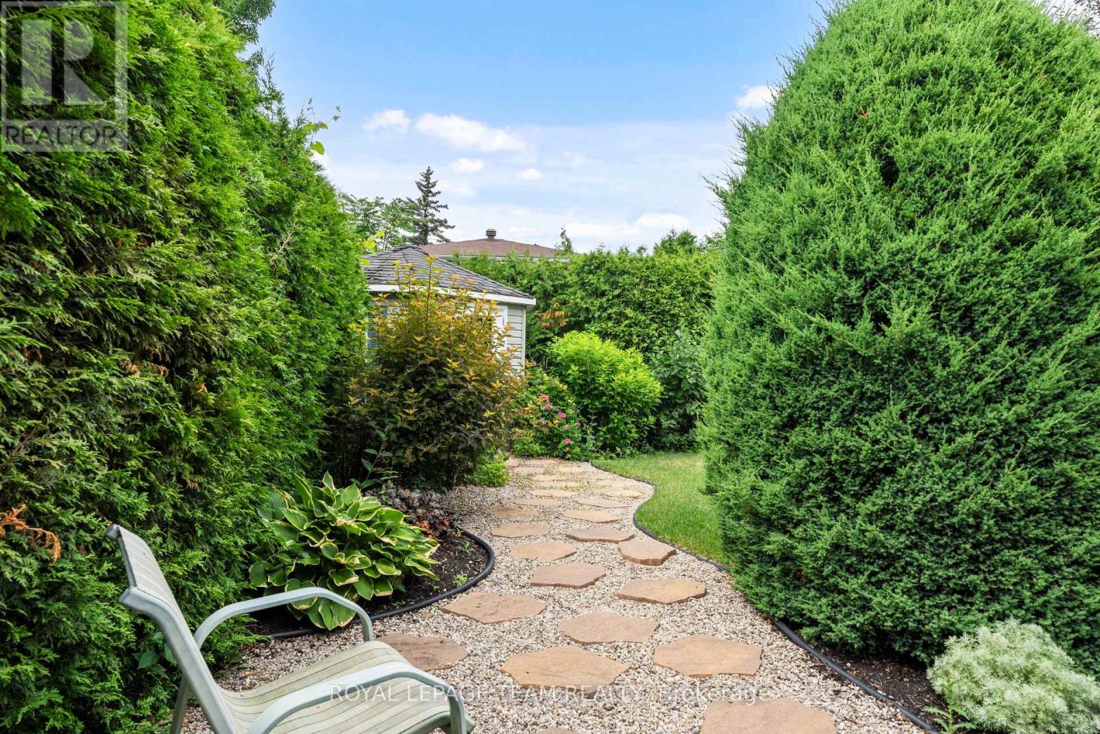 Photo 38 of 2128 Hubbard Crescent, Ottawa ON