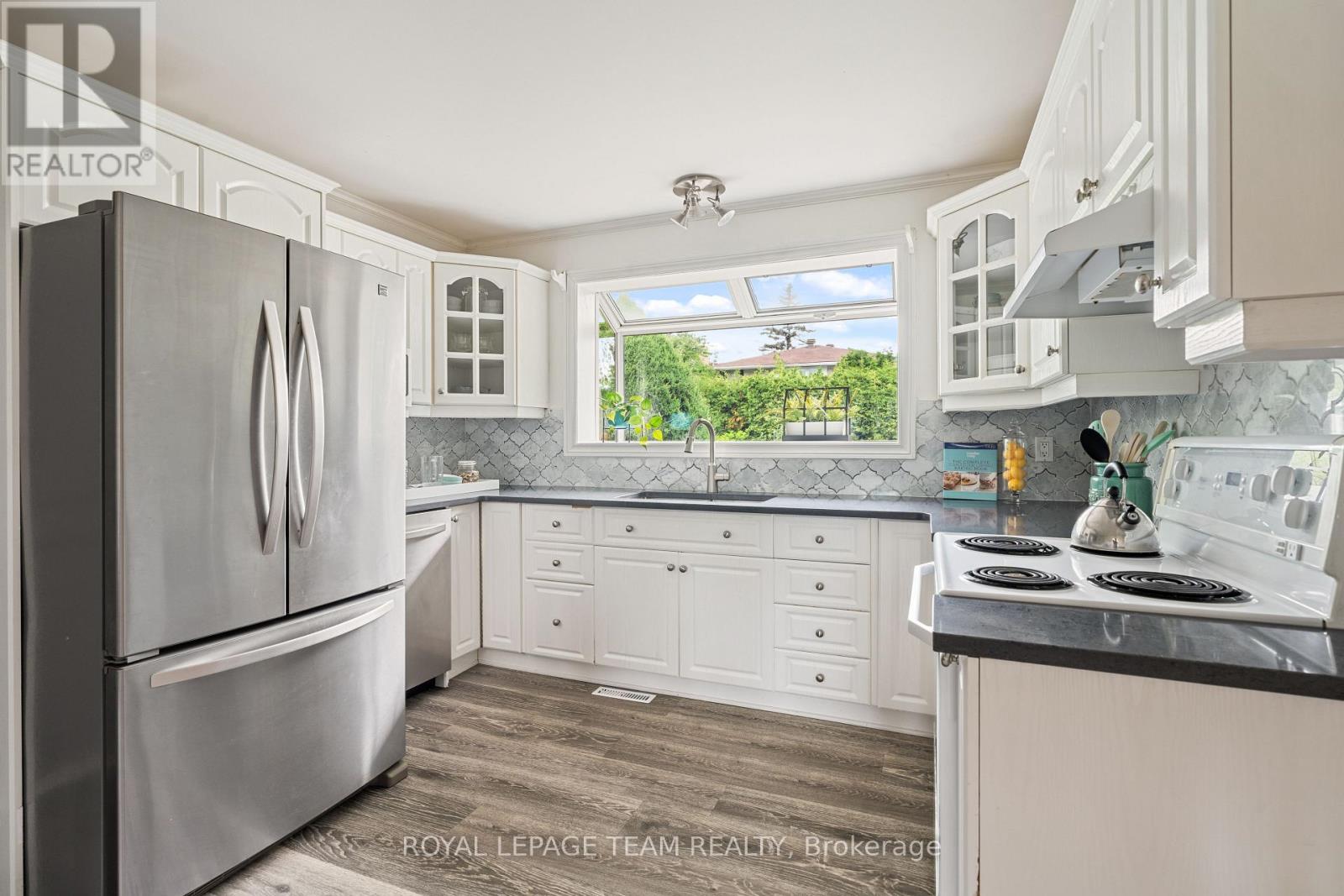 Photo 6 of 2128 Hubbard Crescent, Ottawa ON