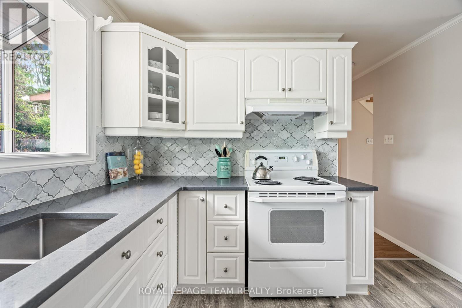 Photo 8 of 2128 Hubbard Crescent, Ottawa ON