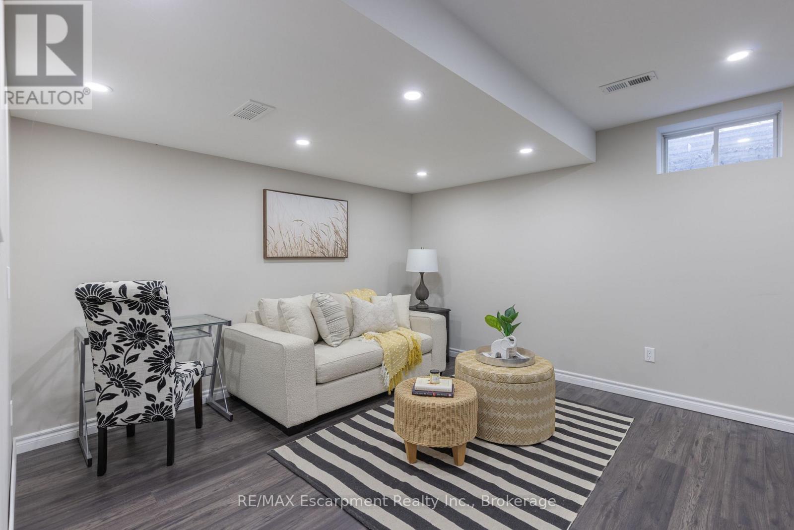 Photo 19 of 65 Fairwood Place, Burlington ON