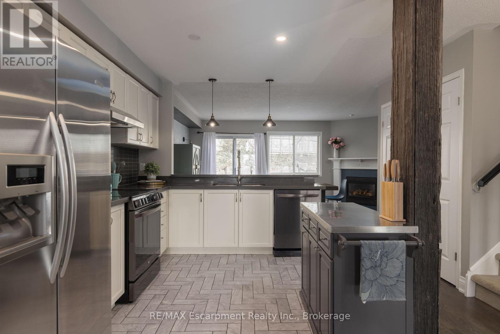 Photo 6 of 65 Fairwood Place, Burlington ON