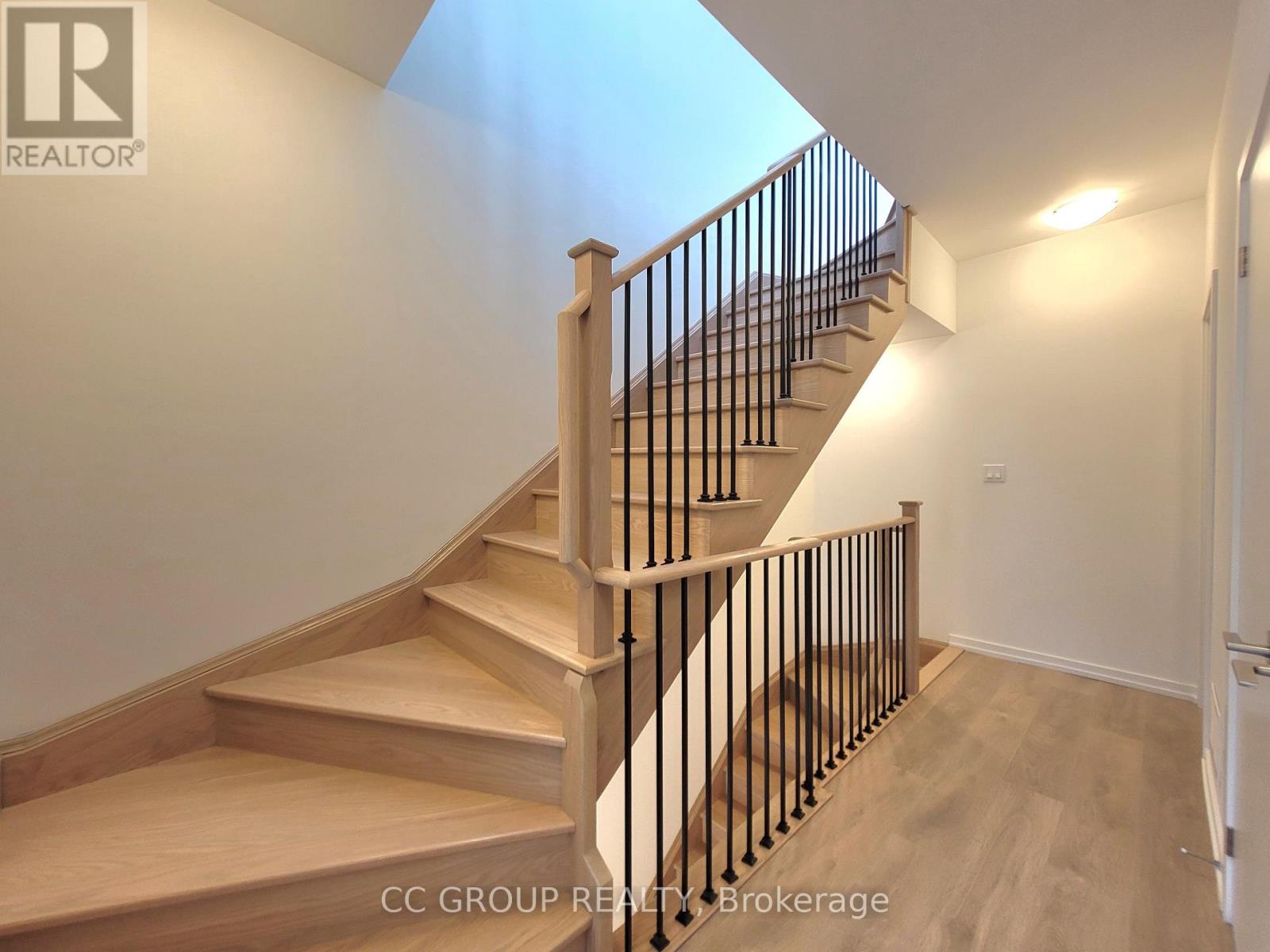 Photo 10 of 21 16 Lytham Green Circle, Newmarket ON