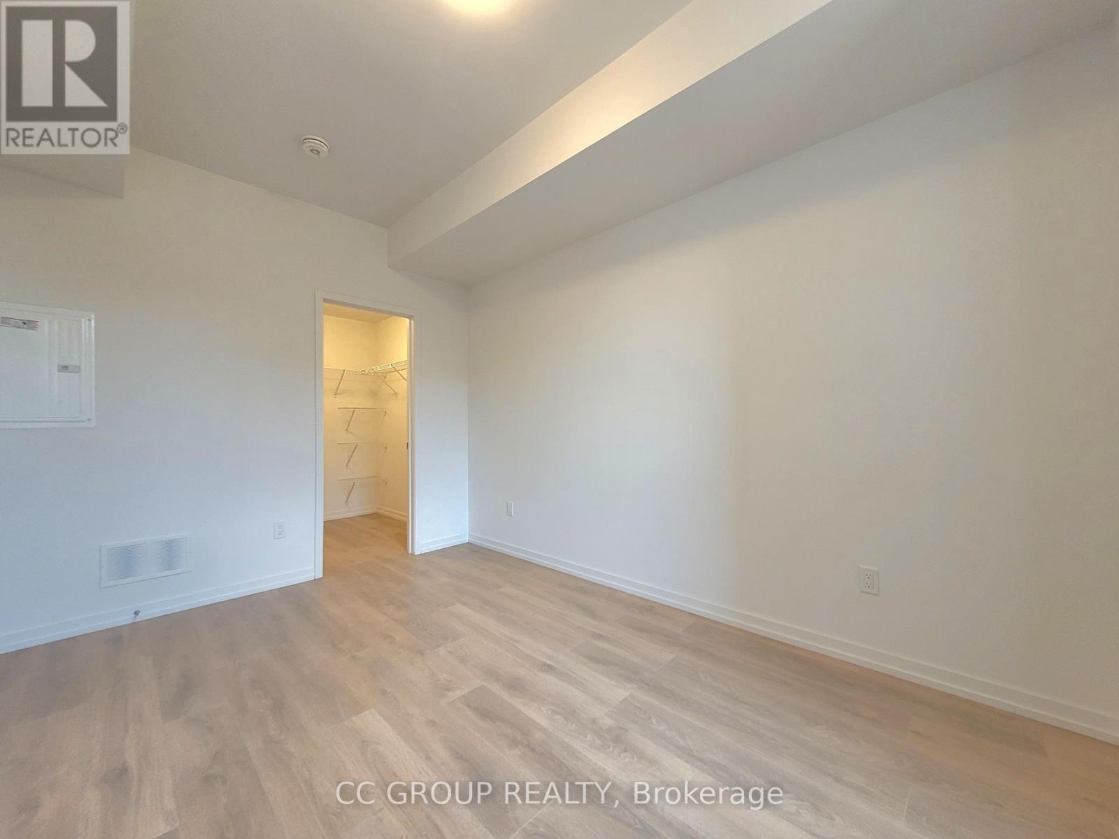 Photo 12 of 21 16 Lytham Green Circle, Newmarket ON