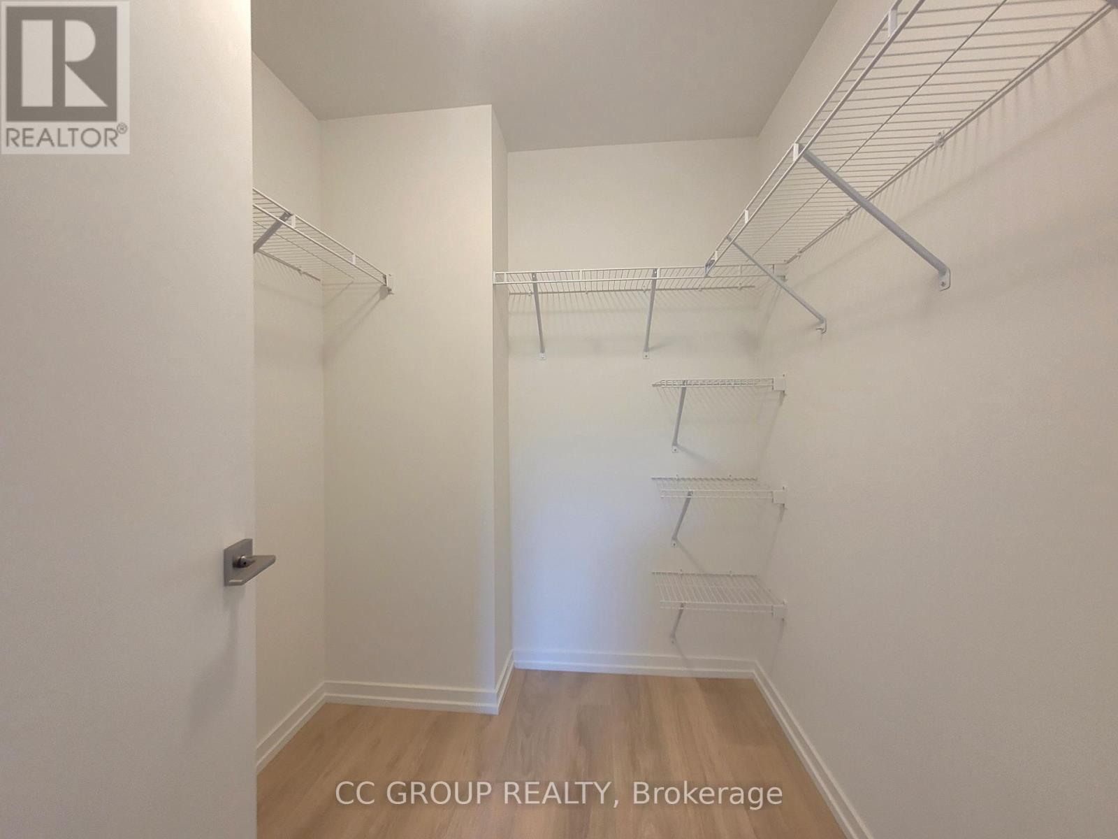 Photo 13 of 21 16 Lytham Green Circle, Newmarket ON