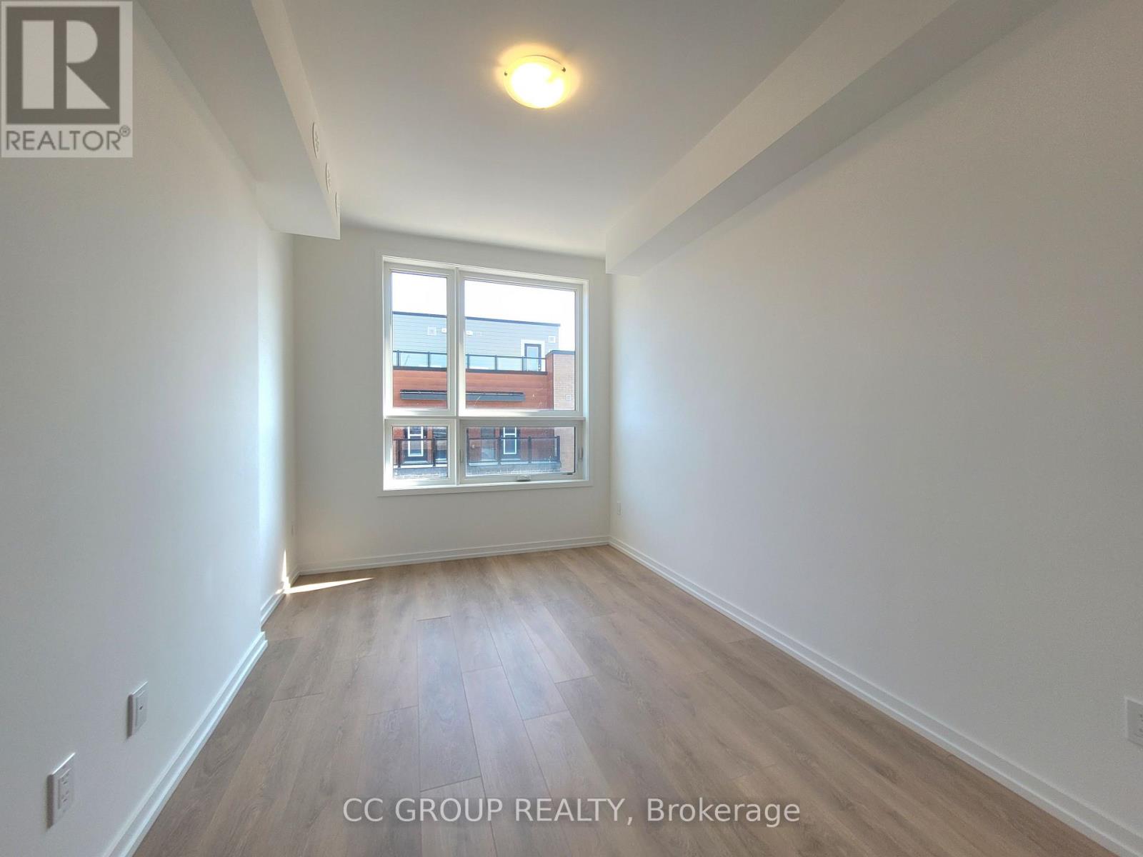 Photo 14 of 21 16 Lytham Green Circle, Newmarket ON