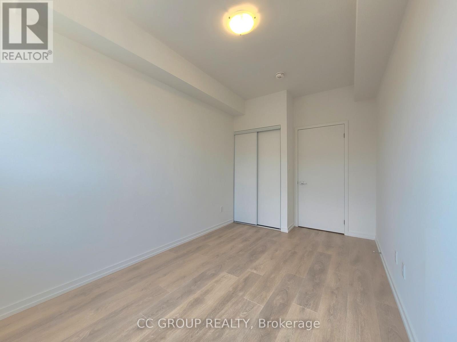 Photo 15 of 21 16 Lytham Green Circle, Newmarket ON