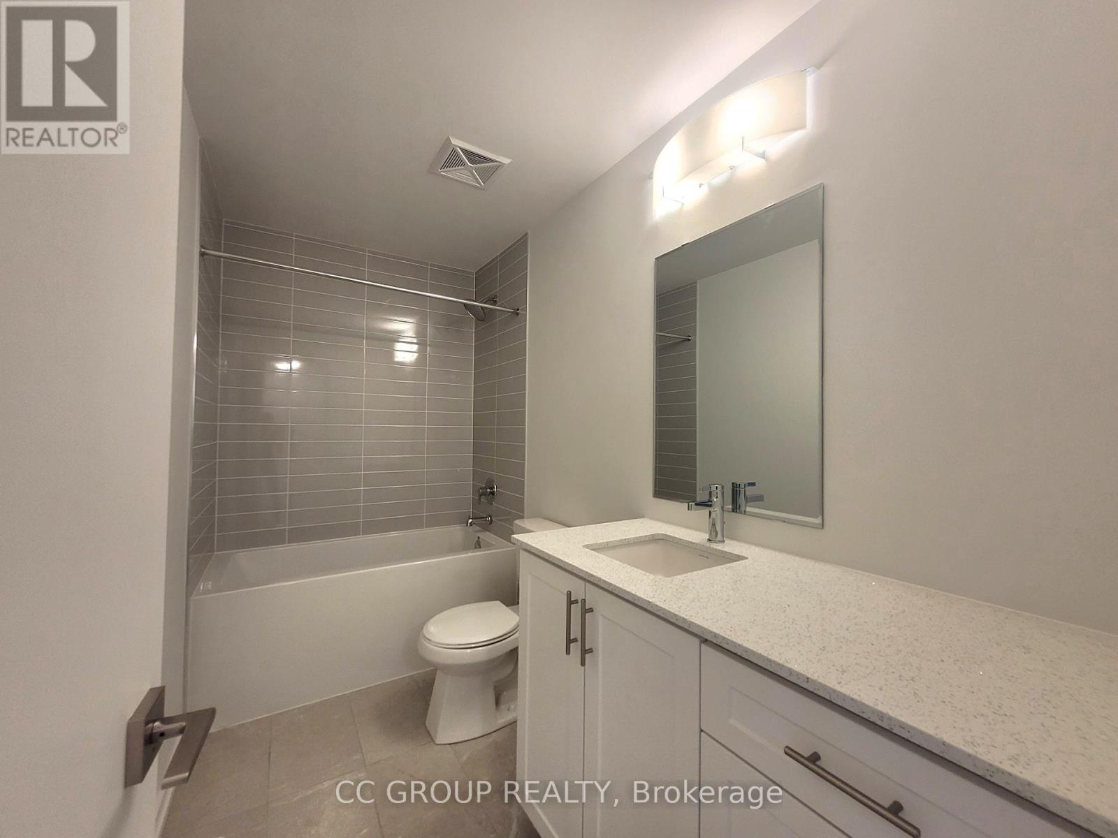Photo 16 of 21 16 Lytham Green Circle, Newmarket ON
