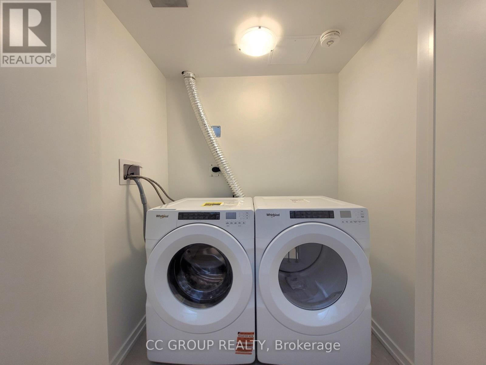 Photo 17 of 21 16 Lytham Green Circle, Newmarket ON