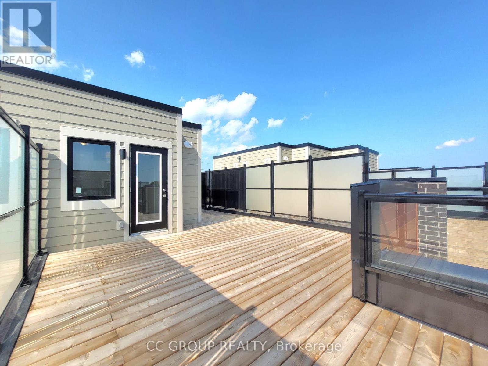Photo 19 of 21 16 Lytham Green Circle, Newmarket ON