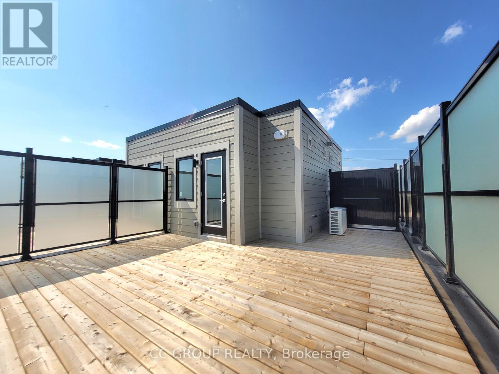 Photo 20 of 21 16 Lytham Green Circle, Newmarket ON