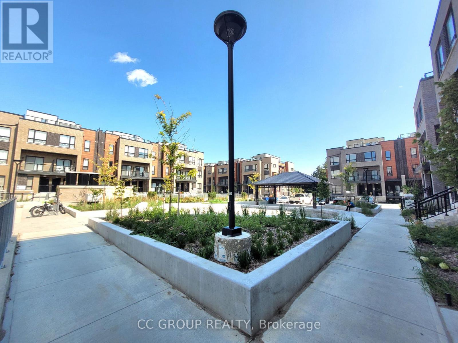 Photo 23 of 21 16 Lytham Green Circle, Newmarket ON