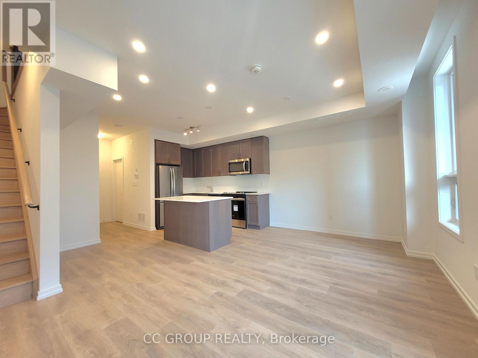 Photo 3 of 21 16 Lytham Green Circle, Newmarket ON