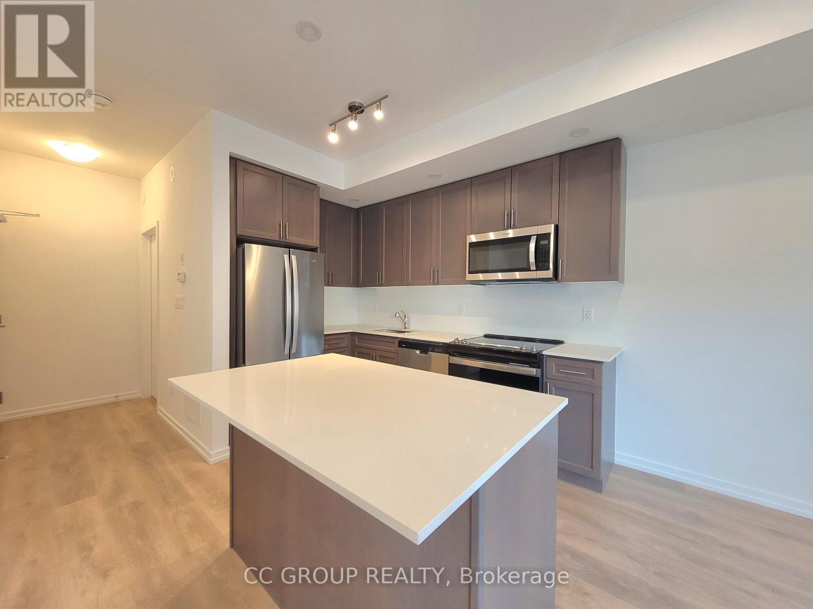 Photo 4 of 21 16 Lytham Green Circle, Newmarket ON