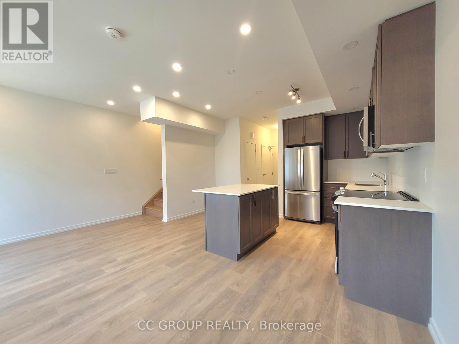 Photo 5 of 21 16 Lytham Green Circle, Newmarket ON
