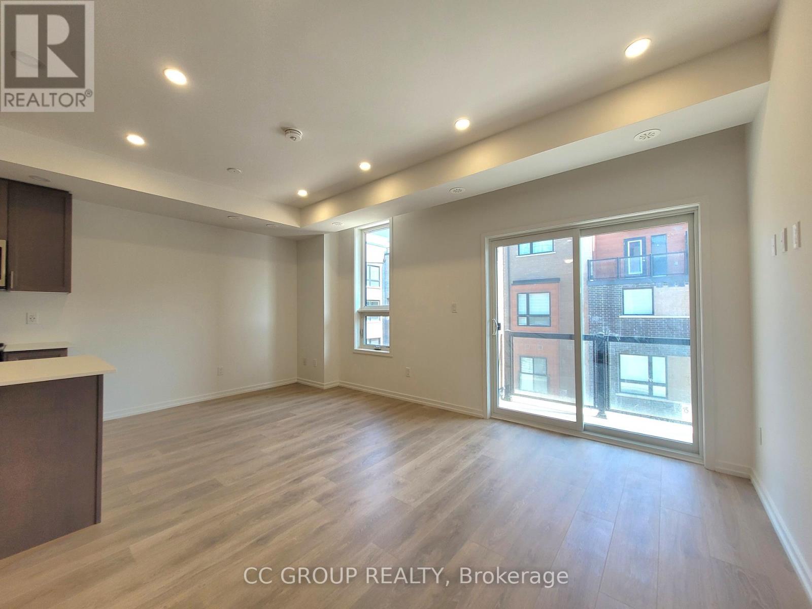 Photo 6 of 21 16 Lytham Green Circle, Newmarket ON