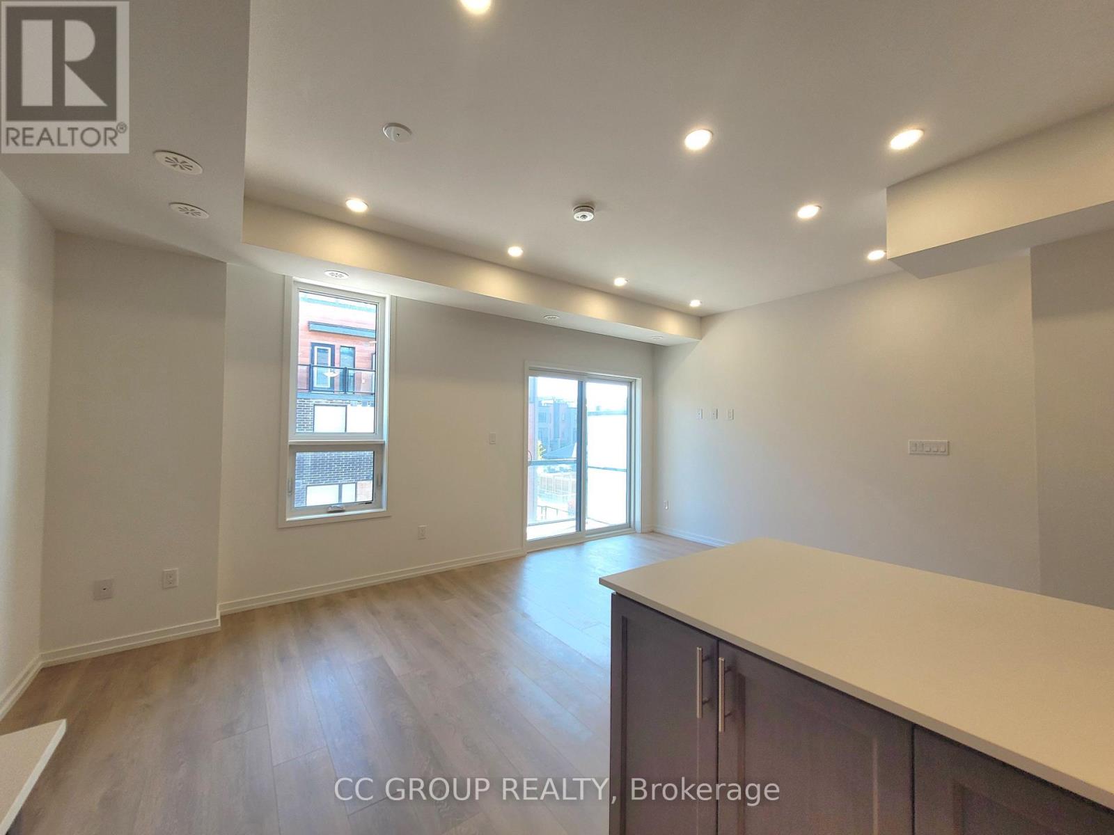 Photo 7 of 21 16 Lytham Green Circle, Newmarket ON