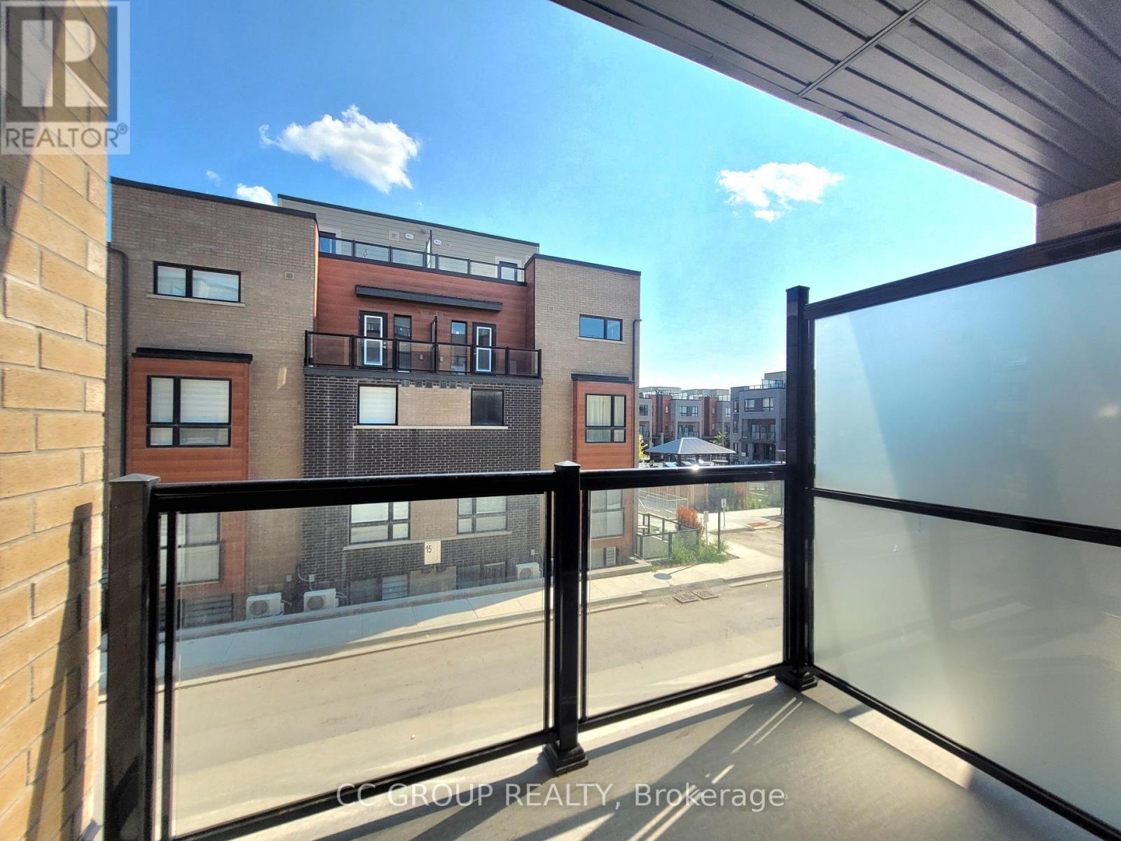 Photo 8 of 21 16 Lytham Green Circle, Newmarket ON