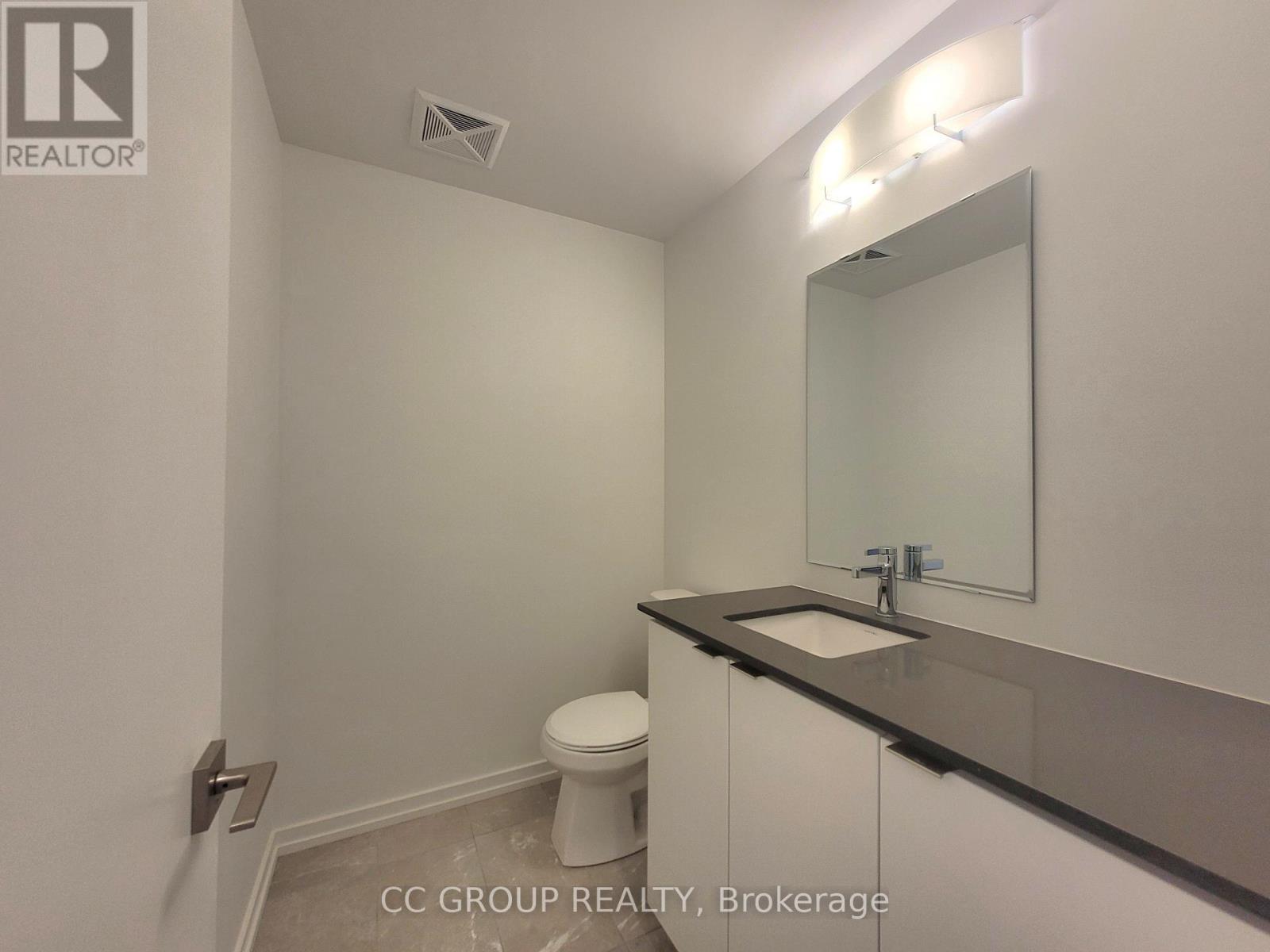 Photo 9 of 21 16 Lytham Green Circle, Newmarket ON
