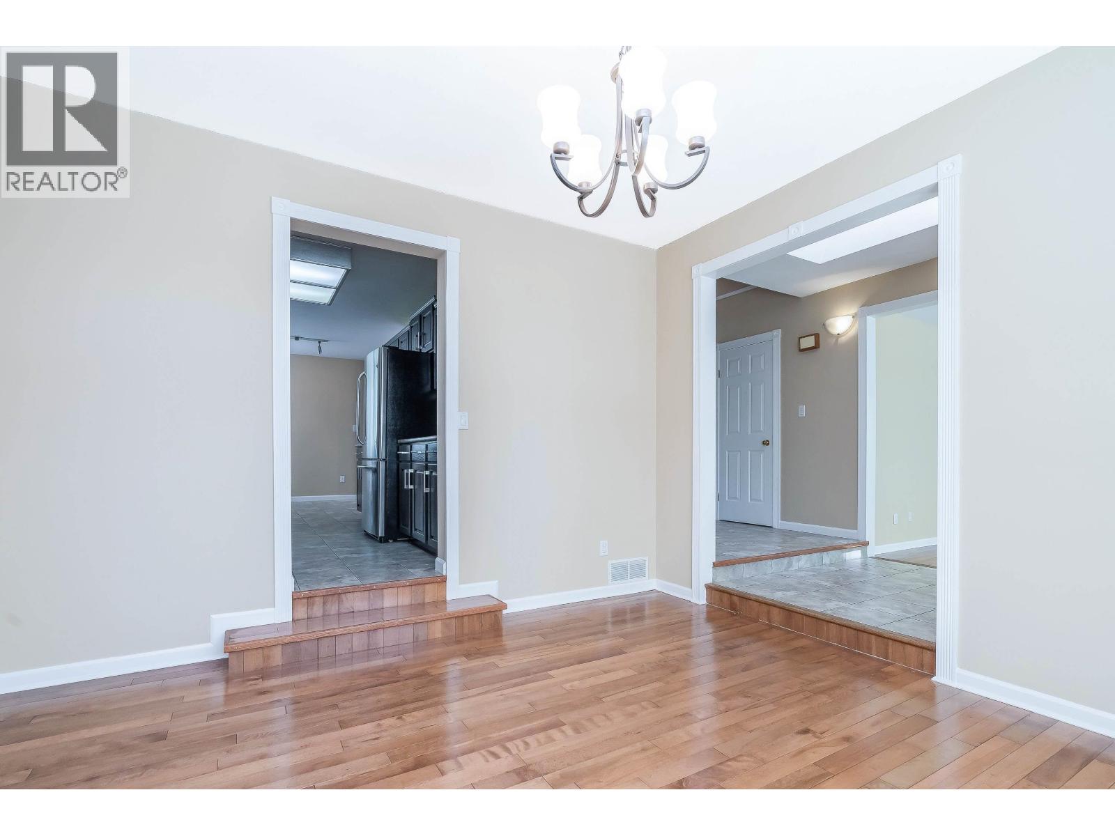 Photo 5 of 915 Citadel Drive, Port Coquitlam BC