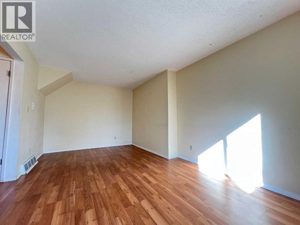 Single Family House for Sale in   Dalton Drive NW Dalhousie Calgary 