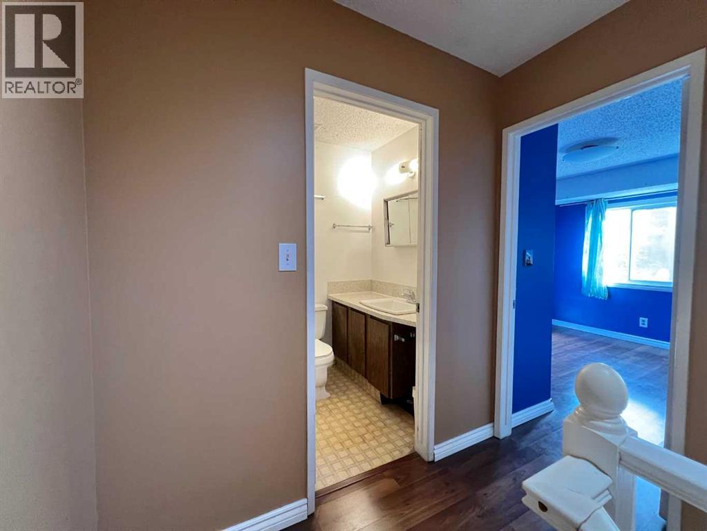 Single Family House for Sale in   Dalton Drive NW Dalhousie Calgary 
