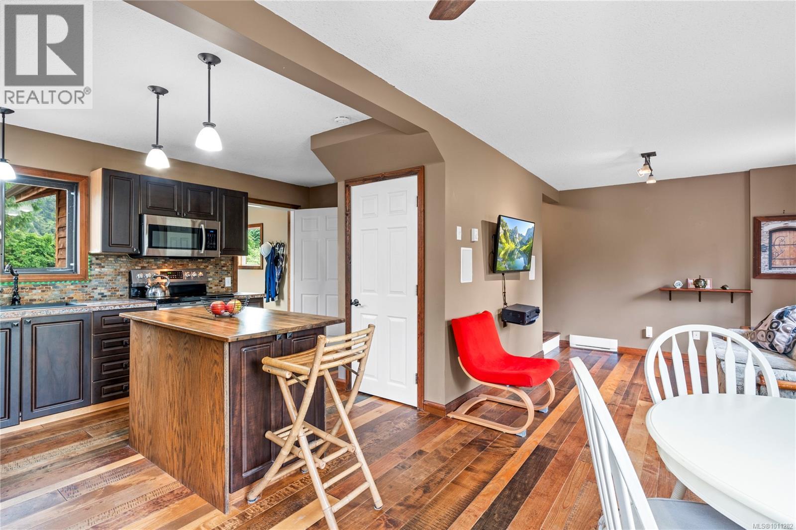 Photo 17 of 2975 Thorpe Rd, Qualicum Beach BC