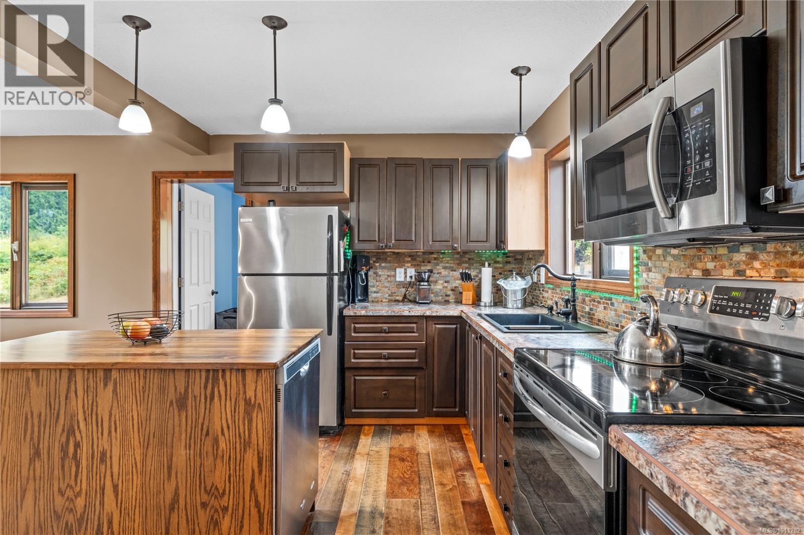 Photo 3 of 2975 Thorpe Rd, Qualicum Beach BC