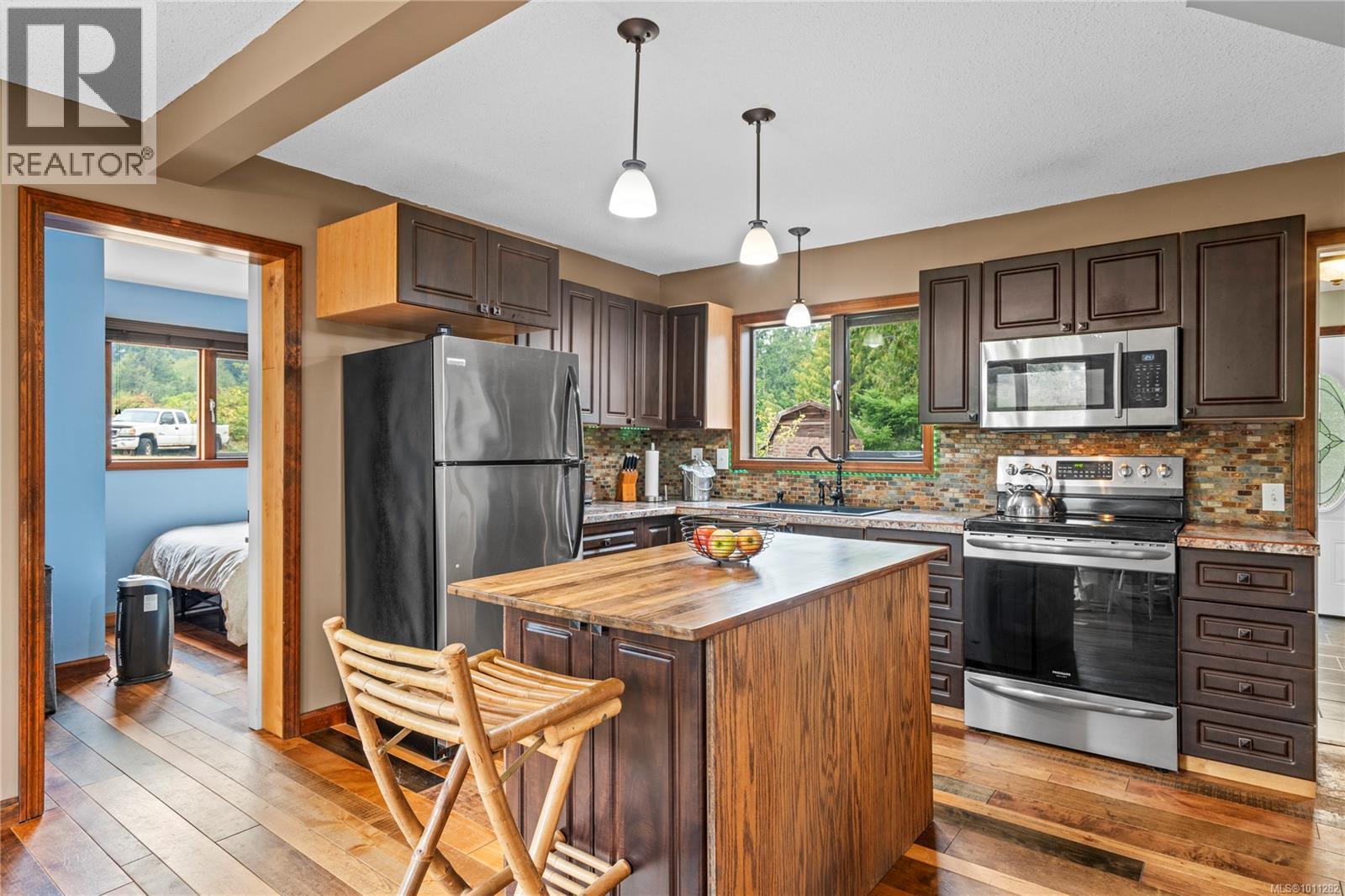 Photo 2 of 2975 Thorpe Rd, Qualicum Beach BC