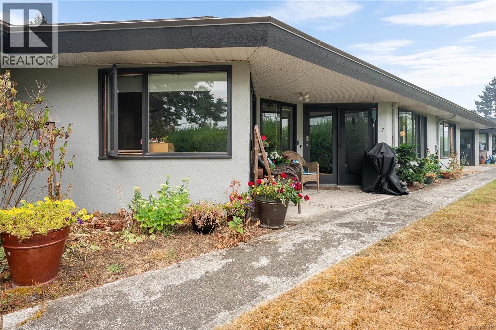 Photo 3 of 7 219 Bagshaw St, Parksville BC