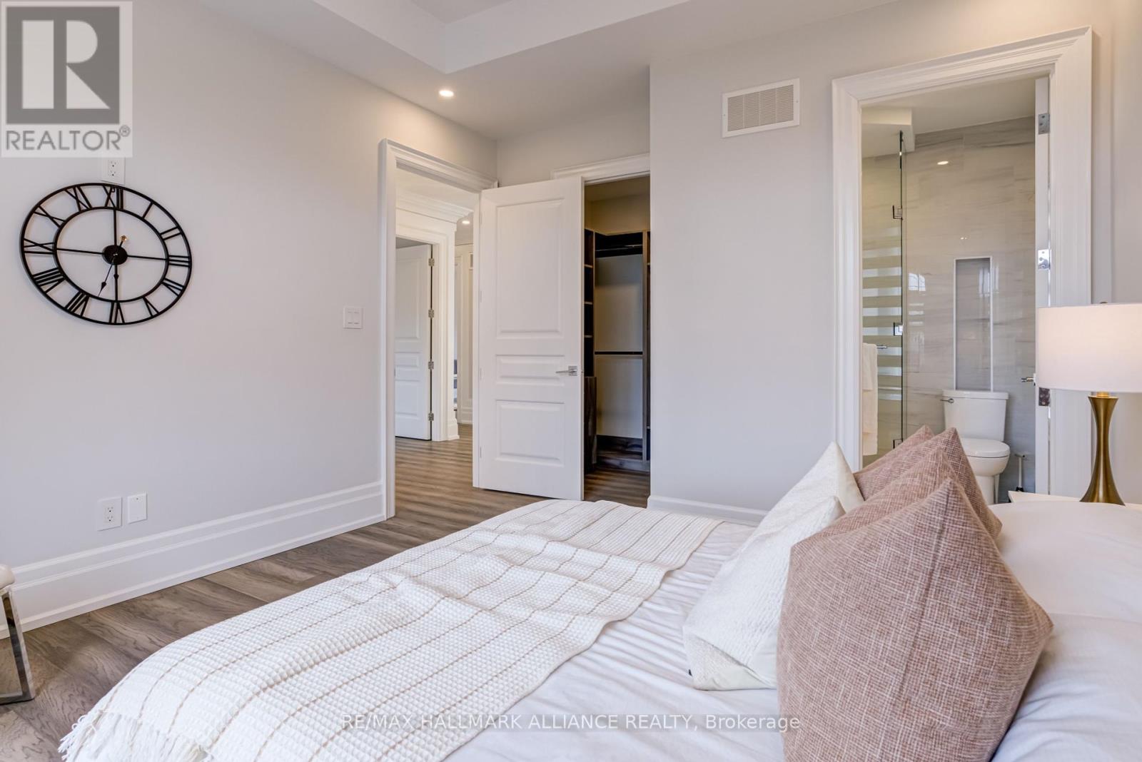 Photo 27 of 350 Weighton Drive, Oakville ON