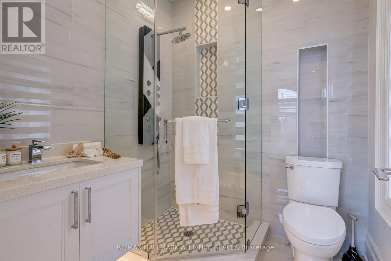 Photo 28 of 350 Weighton Drive, Oakville ON