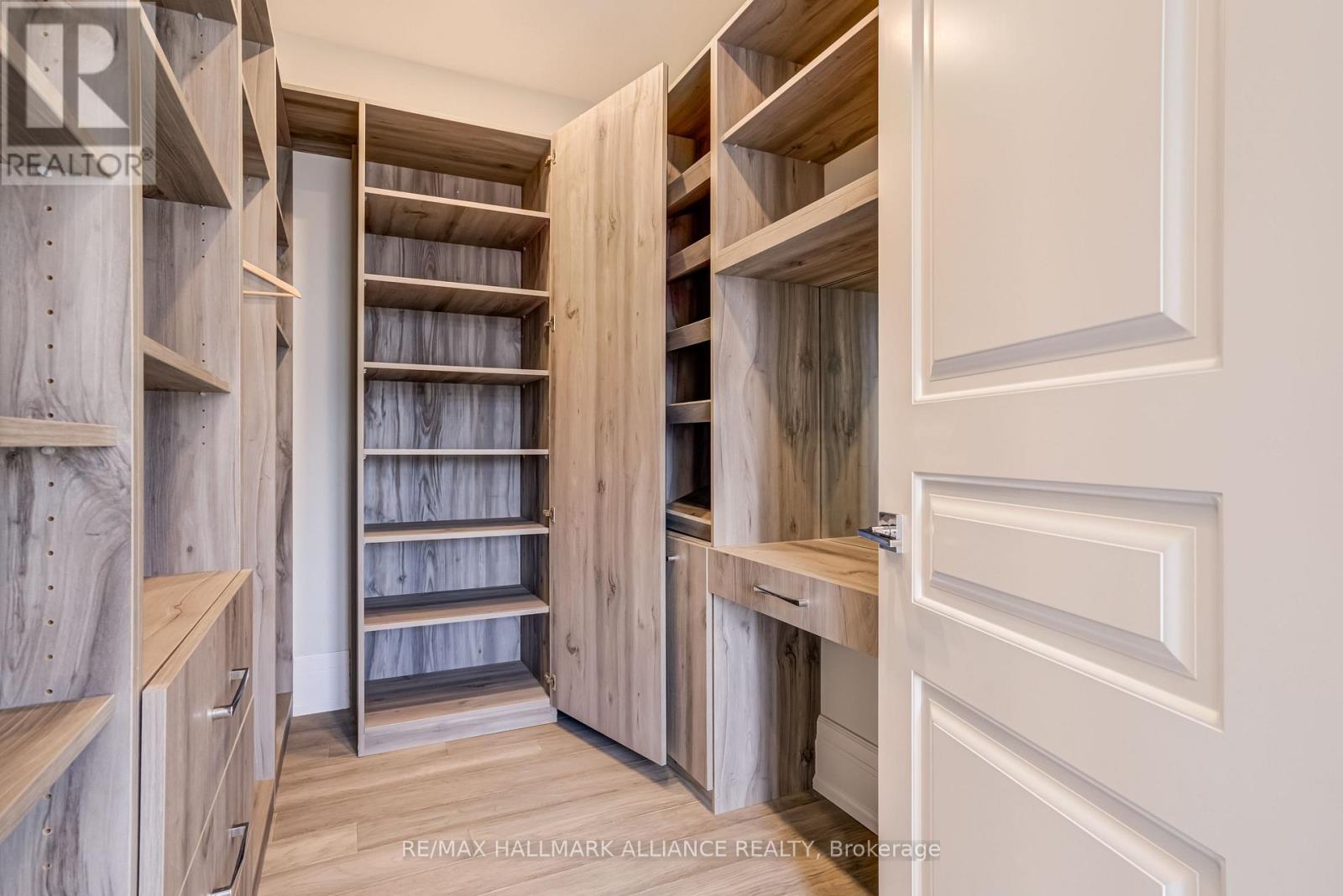 Photo 31 of 350 Weighton Drive, Oakville ON