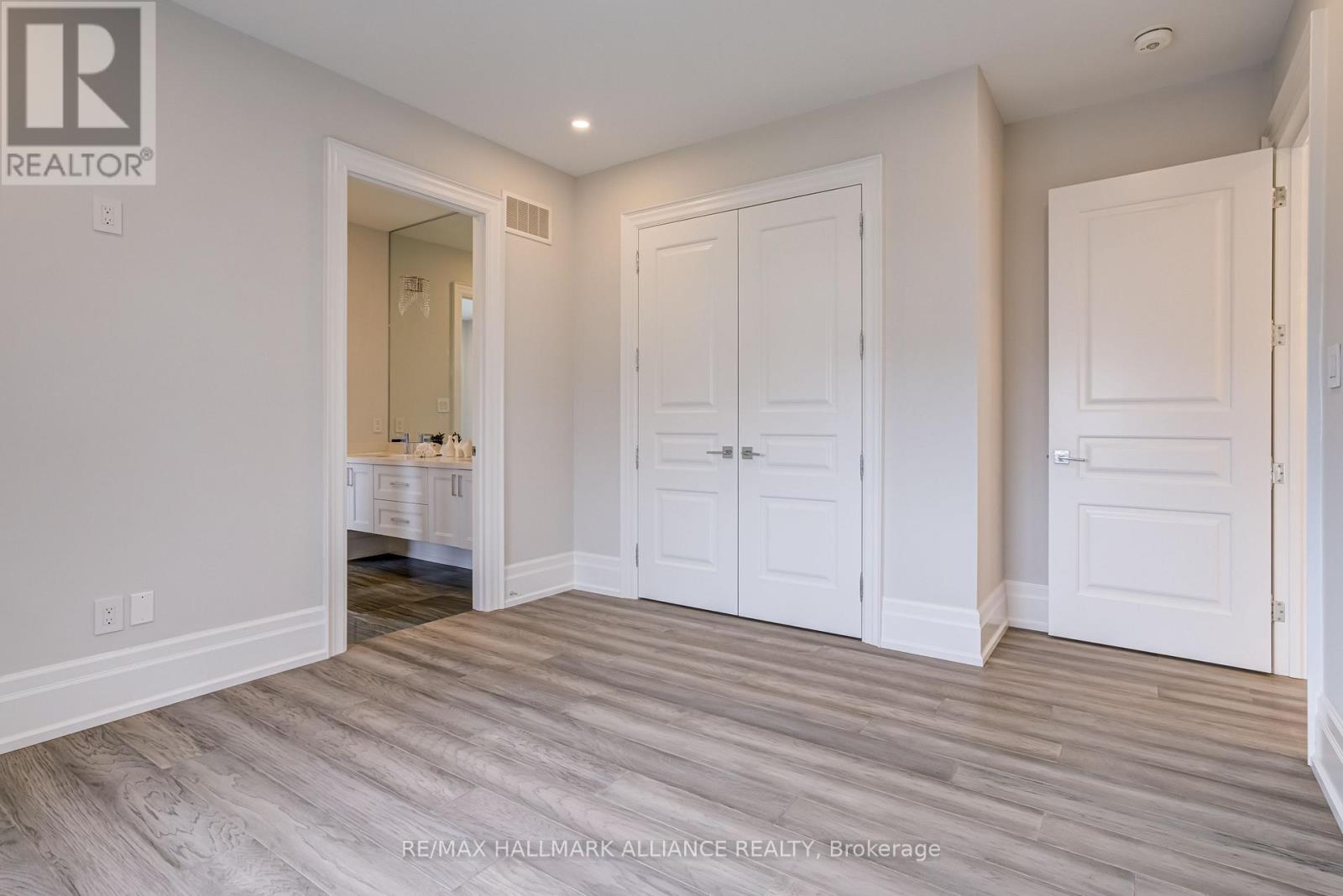 Photo 37 of 350 Weighton Drive, Oakville ON