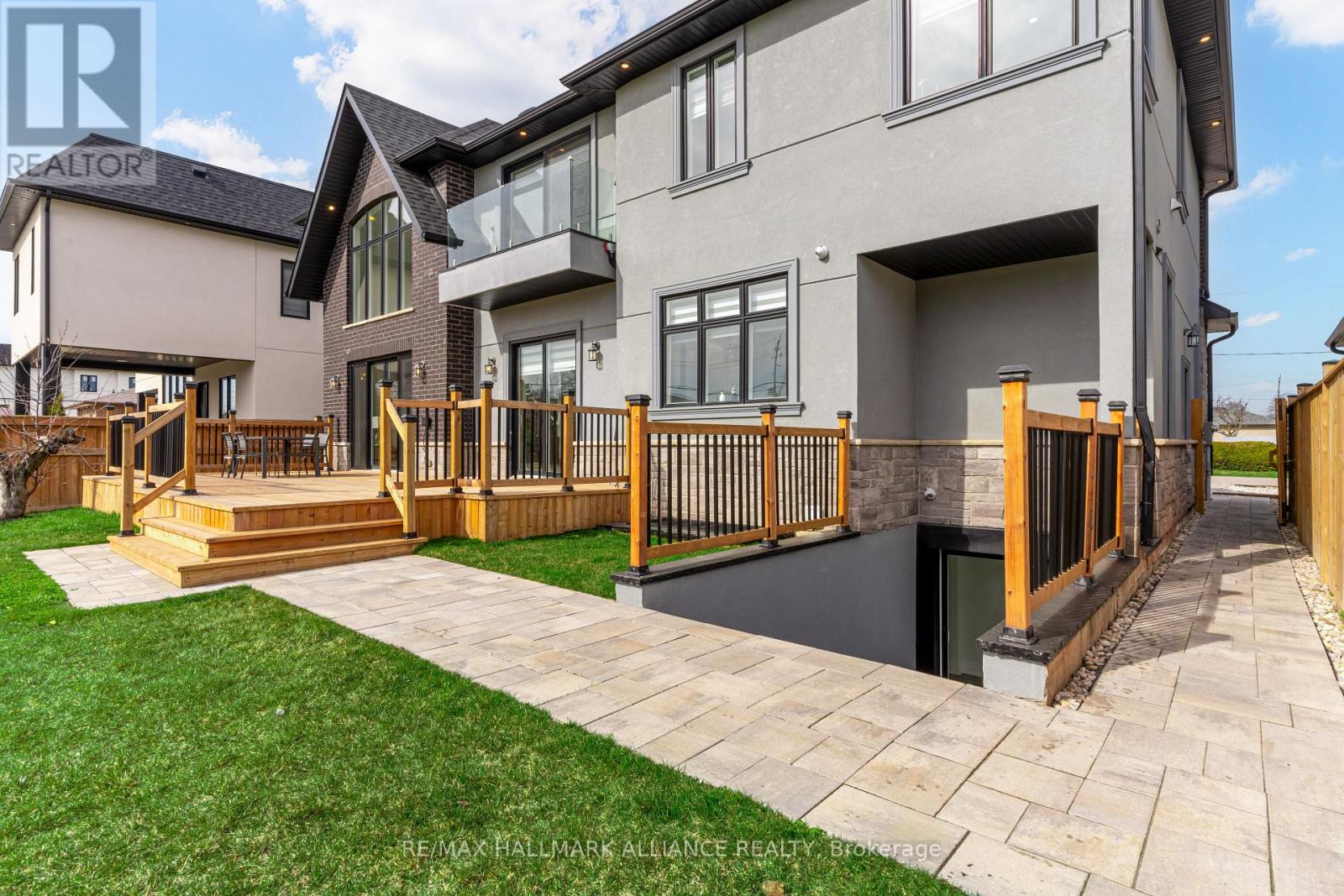 Photo 45 of 350 Weighton Drive, Oakville ON