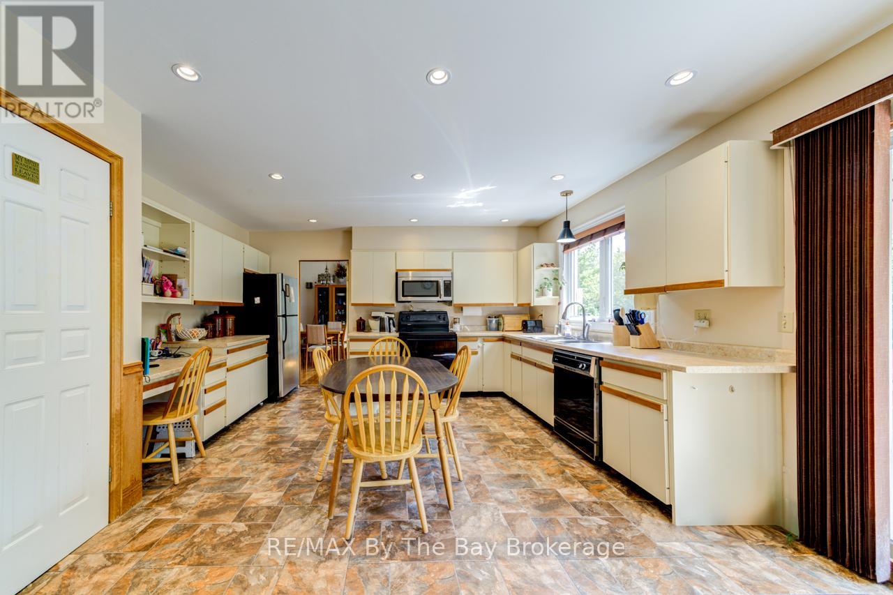 Photo 24 of 8223 30 31 Side Road, Clearview ON