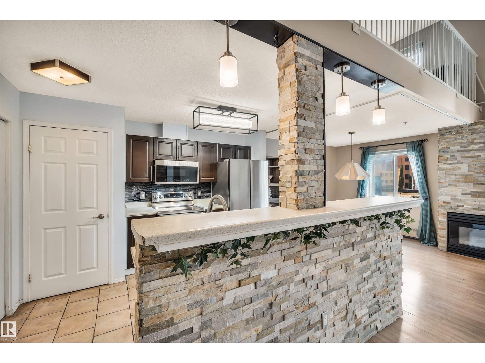 Photo 12 of 31 10331 106 St Nw, Edmonton AB
