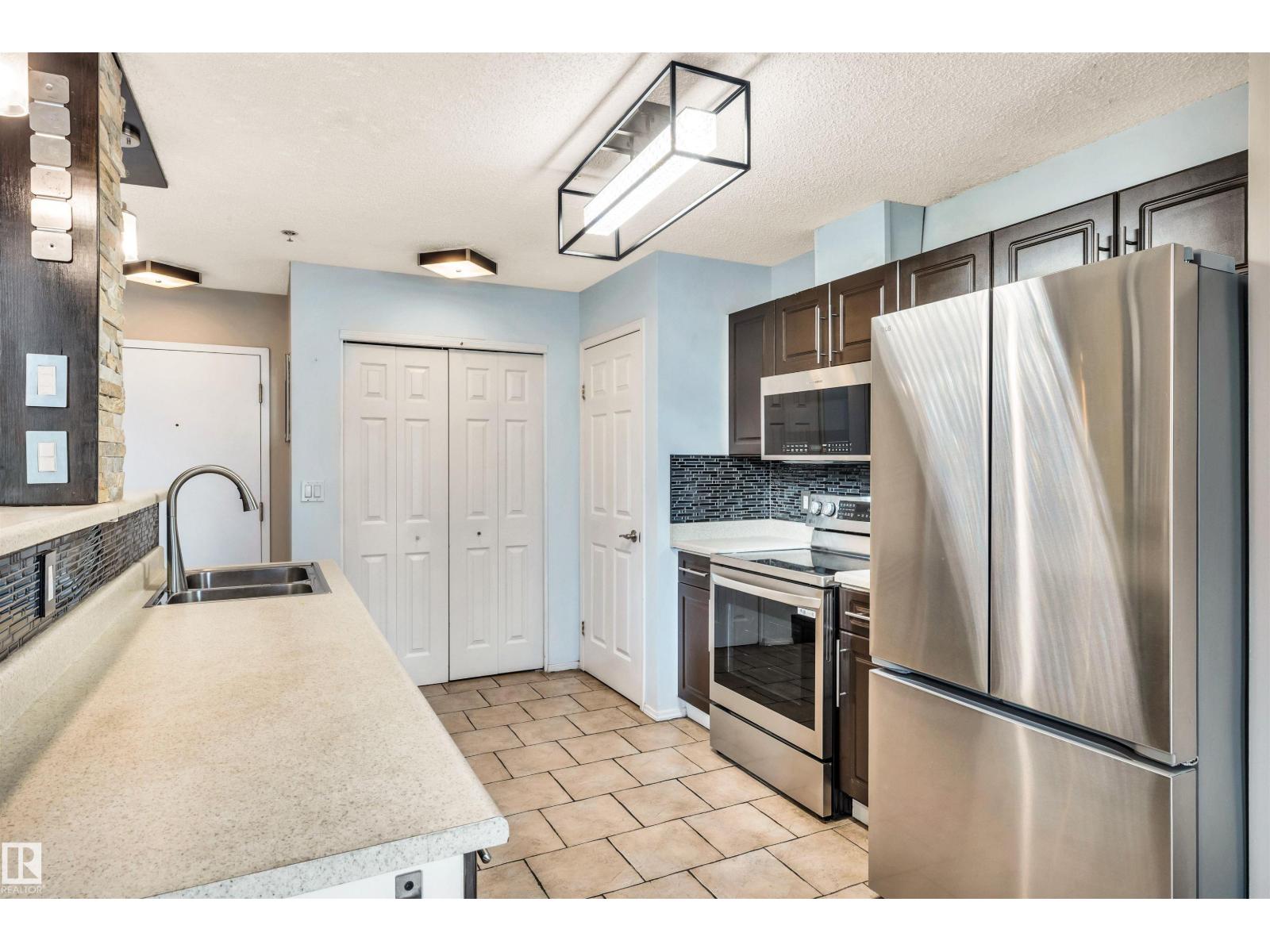 Photo 14 of 31 10331 106 St Nw, Edmonton AB
