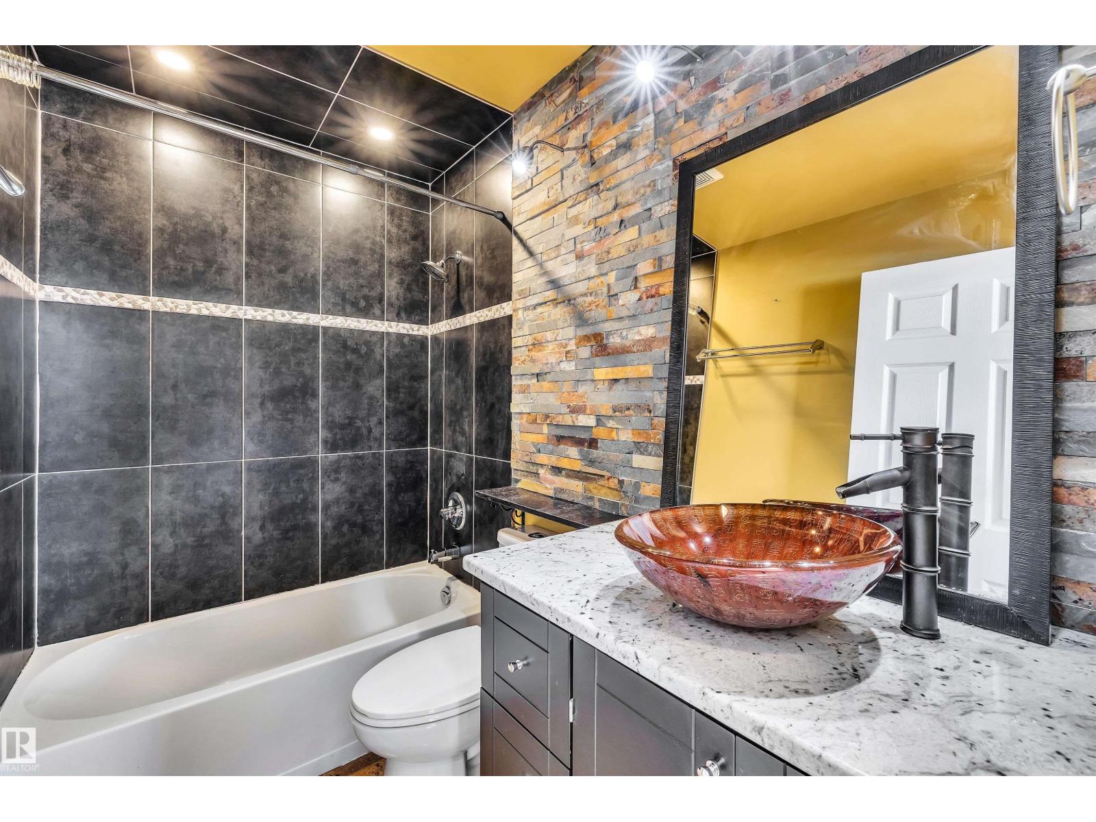 Photo 17 of 31 10331 106 St Nw, Edmonton AB