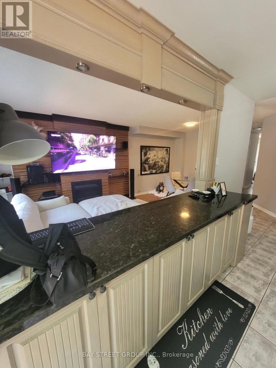 Photo 9 of 270 Yellowood Circle, Vaughan ON