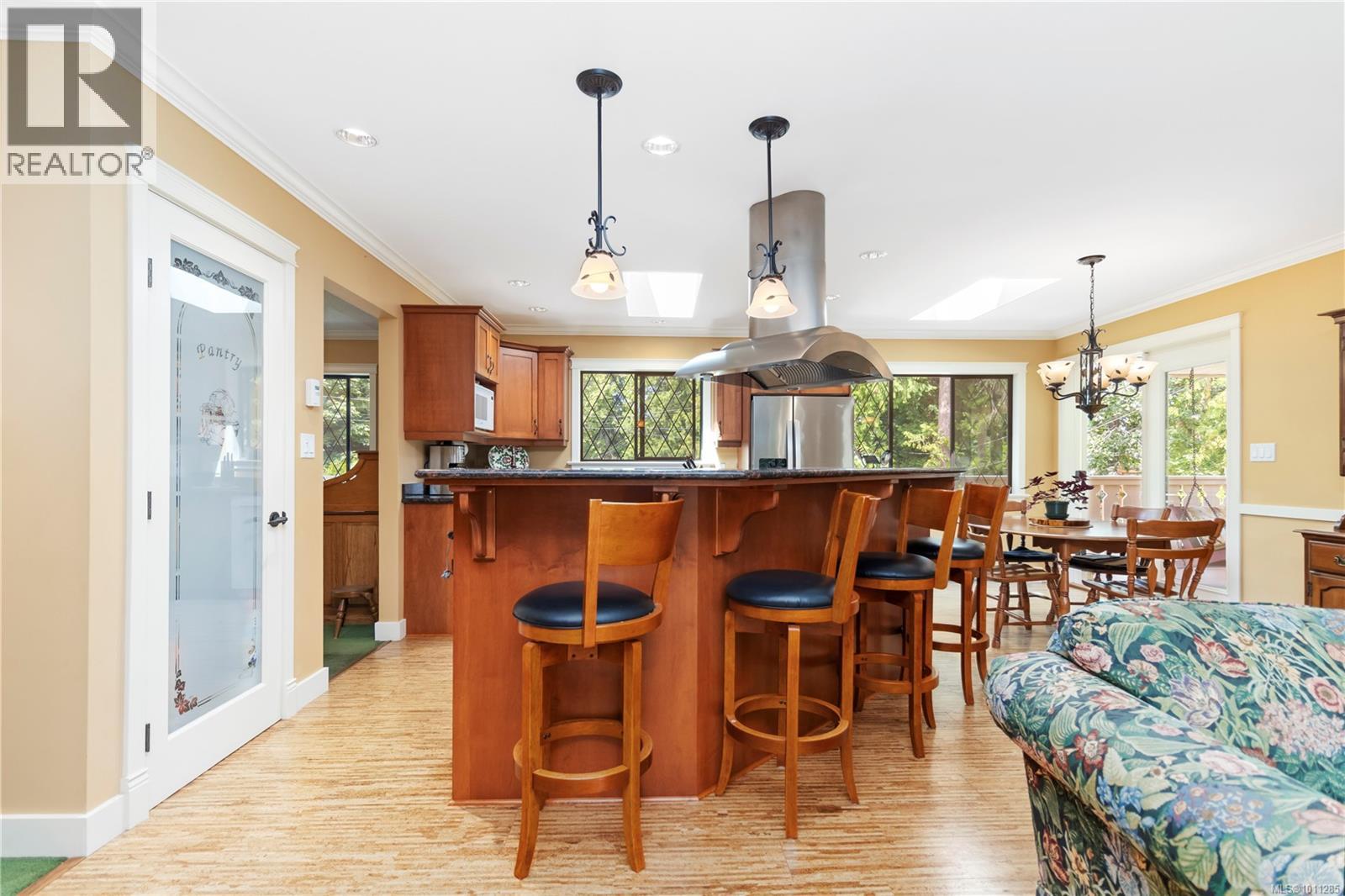 1881 Llewellyn Pl, North Saanich