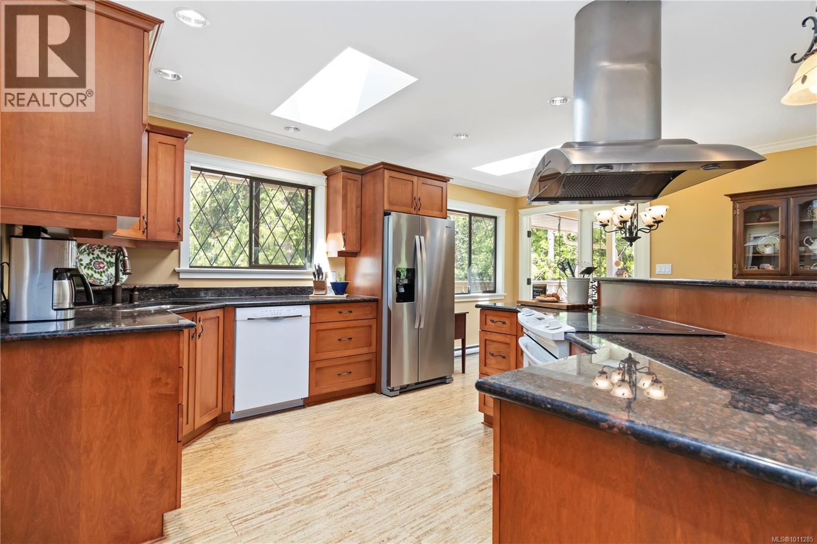 1881 Llewellyn Pl, North Saanich