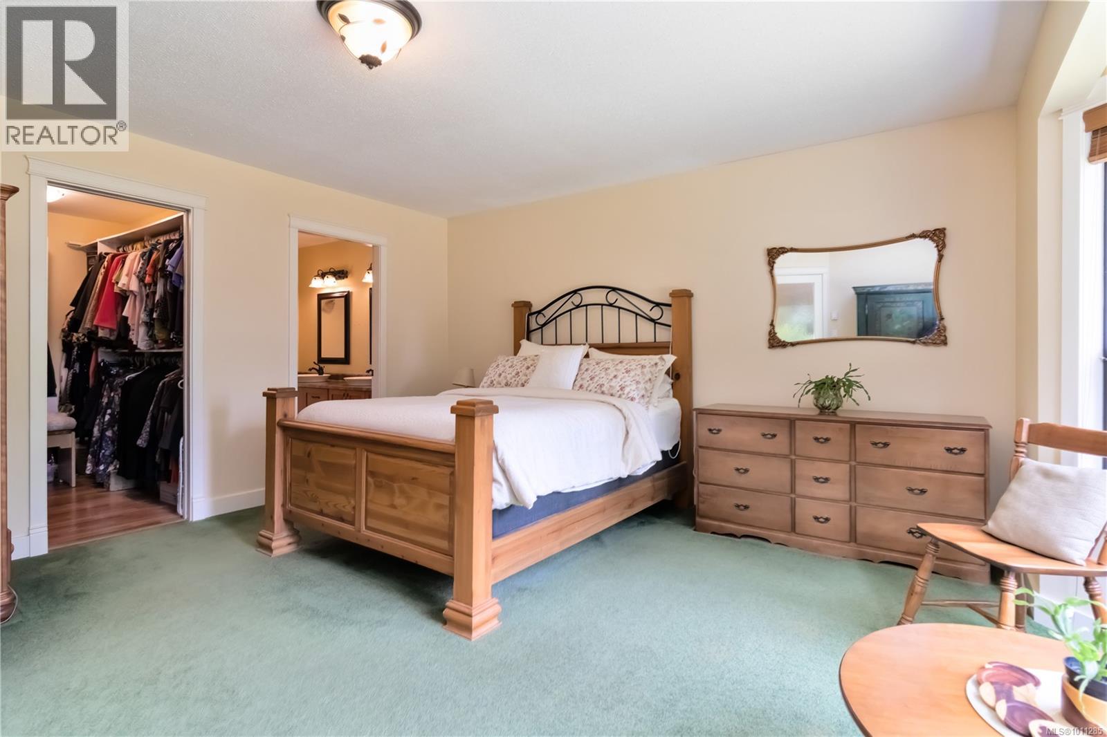 1881 Llewellyn Pl, North Saanich